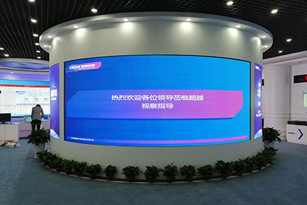 室內選擇P3LED顯示屏好還是拼接屏好？