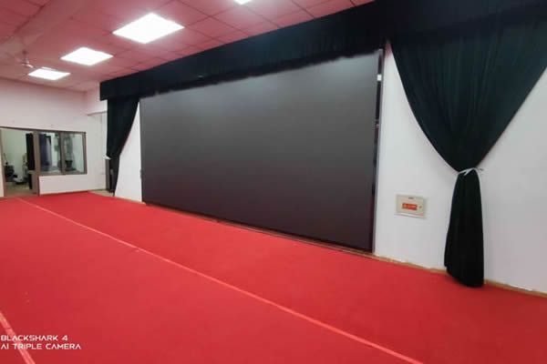 舞臺大屏有哪些，選擇LED顯示屏好還是拼接屏好？