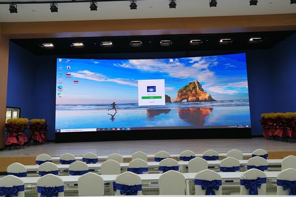 室內(nèi)舞臺(tái)大屏使用LED顯示屏好，還是液晶拼接屏好？