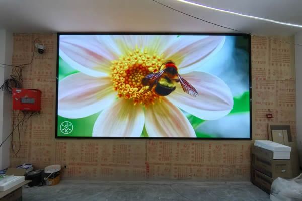 展廳使用投影機(jī)好還是LED顯示屏好，這兩種顯示大屏有什么區(qū)別