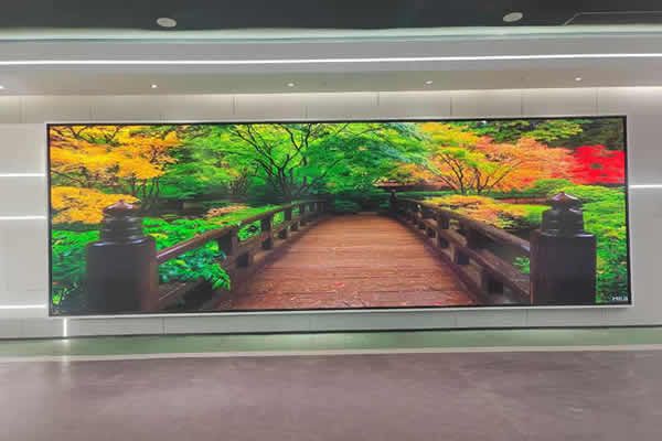 電視臺直播間的主播背景墻大屏是什么，用那種好？