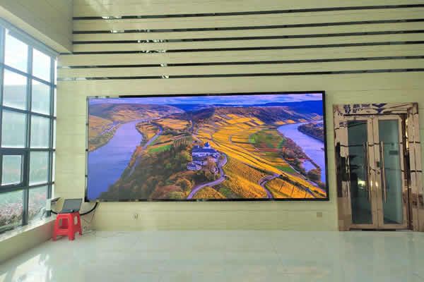 會(huì)議室LED顯示屏用P1.53的好，還是P1.86的好？