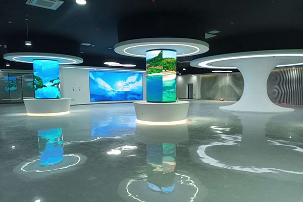 展廳大屏幕顯示技術的選擇：液晶拼接屏與LED屏的深度解析