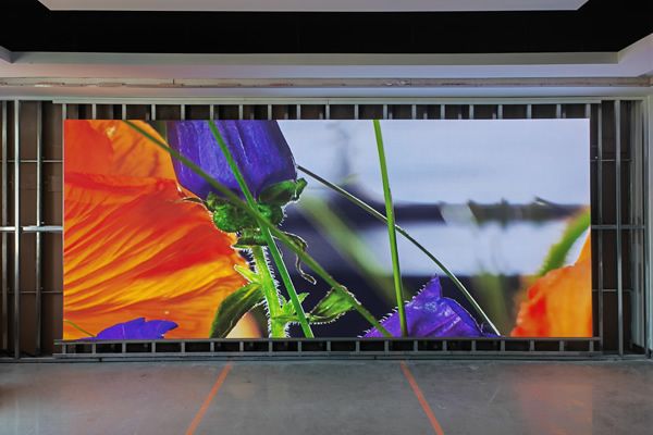 8米寬的會(huì)議室，用多大尺寸的LED顯示屏合適？