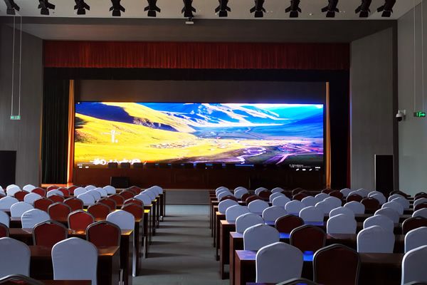 8米寬、15米長的會議室用多大尺寸的LED顯示屏合適？