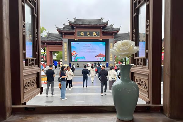 “新中式樂園”刷屏出圈！LED顯示屏賦能非遺文旅，維康國際打造沉浸式國風(fēng)盛宴